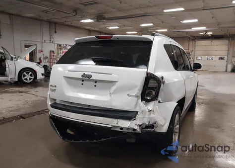 2017 Jeep Compass Latitude 4X4 z USA, uszkodzony, nr VIN 1C4NJDEB6HD104677